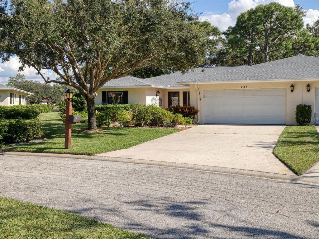 Photo of 7157 Fairway Bend Circle, Sarasota, FL 34243 (MLS # A4666302)