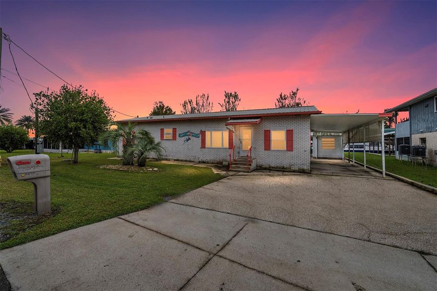 Want waterfront , boat ready access,Welcome home, 2bedroom,2bath ,Close to the StJohns River.
Quiet neighborhood, located in Astor Florida.