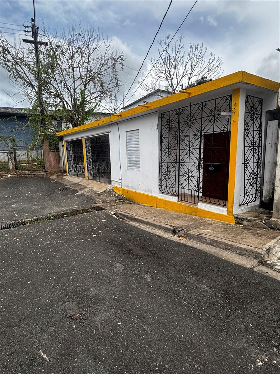 Charming property located in the heart of the town of Ciales, just steps from the town square, and other amenities in the historic downtown area.
The residence features:
2 comfortable bedrooms
1 full bathroom
Functional living room, dining area, and kitchen
Laundry area
Additional storage space
Garage with space for two vehicles
Spacious additional room ideal as a family room, office, or entertainment area
This property is perfect as a primary residence or investment. Take advantage of the excellent location and potential of this home in the town of Ciales!