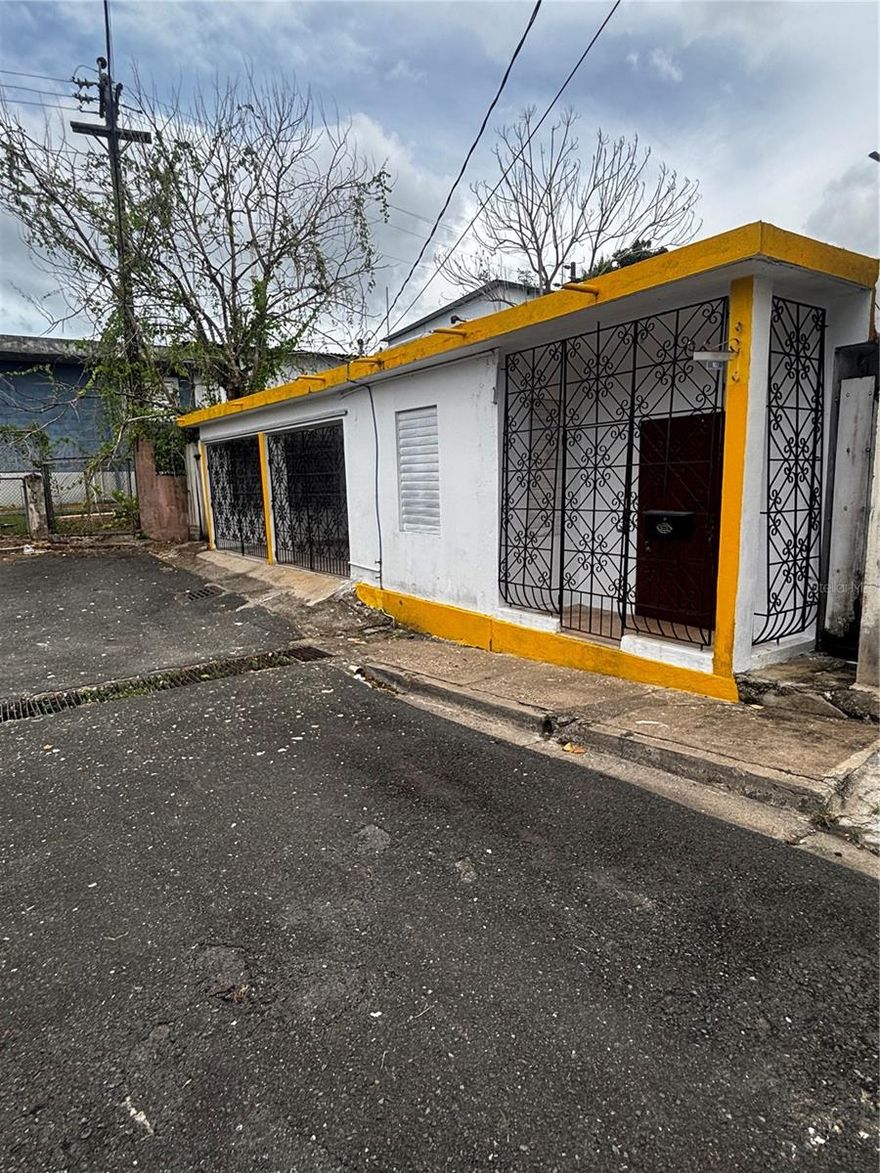 Charming property located in the heart of the town of Ciales, just steps from the town square, and other amenities in the historic downtown area.
The residence features:
2 comfortable bedrooms
1 full bathroom
Functional living room, dining area, and kitchen
Laundry area
Additional storage space
Garage with space for two vehicles
Spacious additional room ideal as a family room, office, or entertainment area
This property is perfect as a primary residence or investment. Take advantage of the excellent location and potential of this home in the town of Ciales!