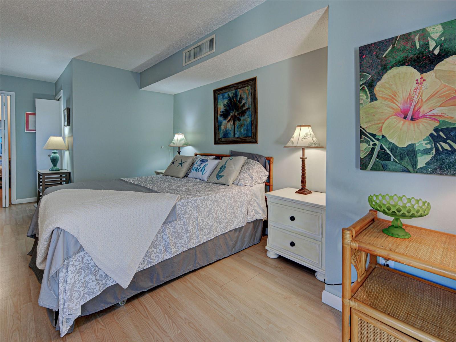 MACARTHUR BEACH - Residential