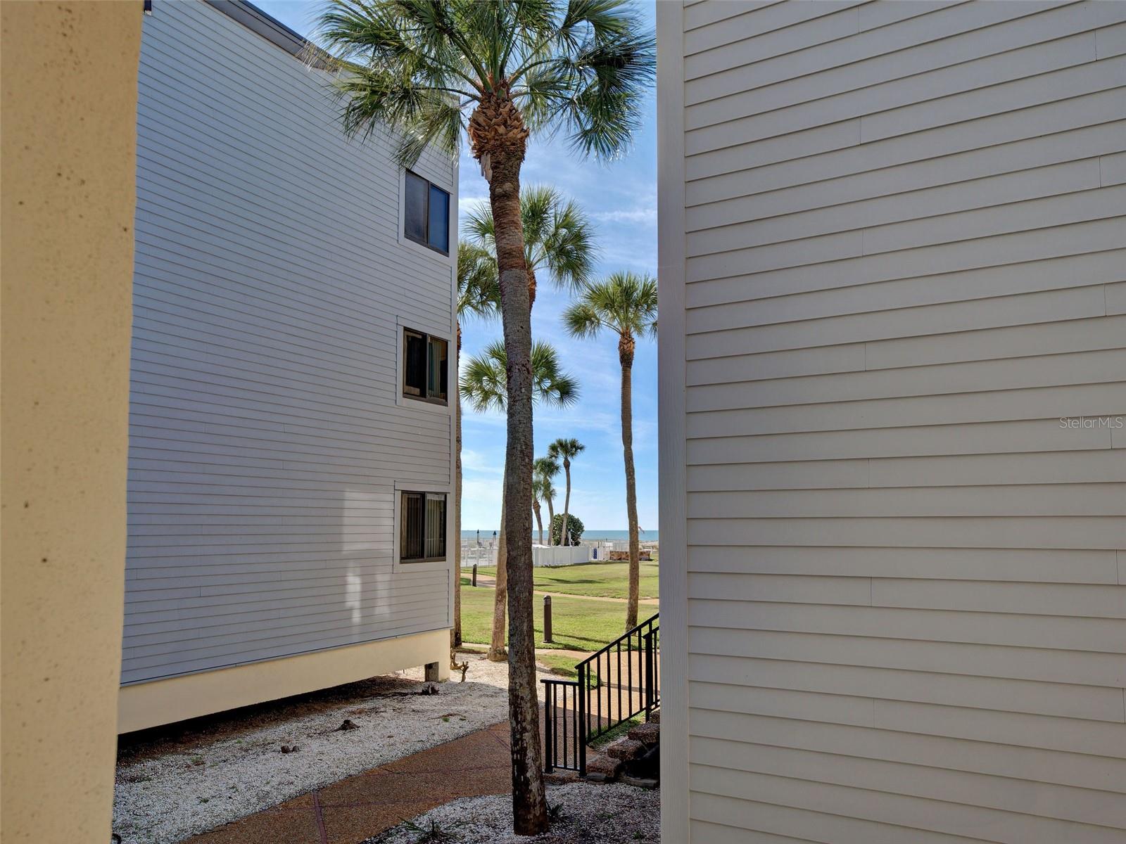 MACARTHUR BEACH - Residential