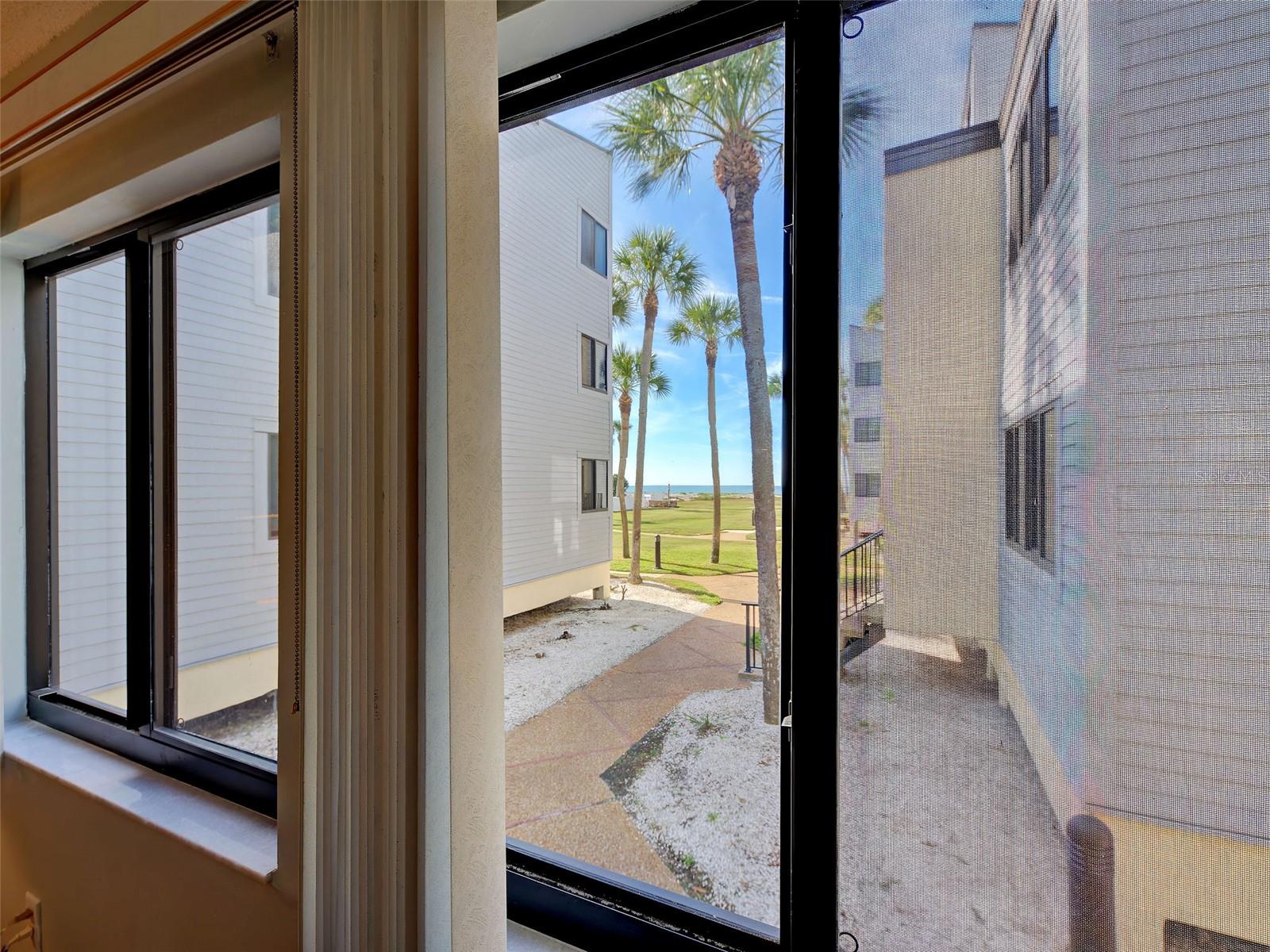 MACARTHUR BEACH - Residential