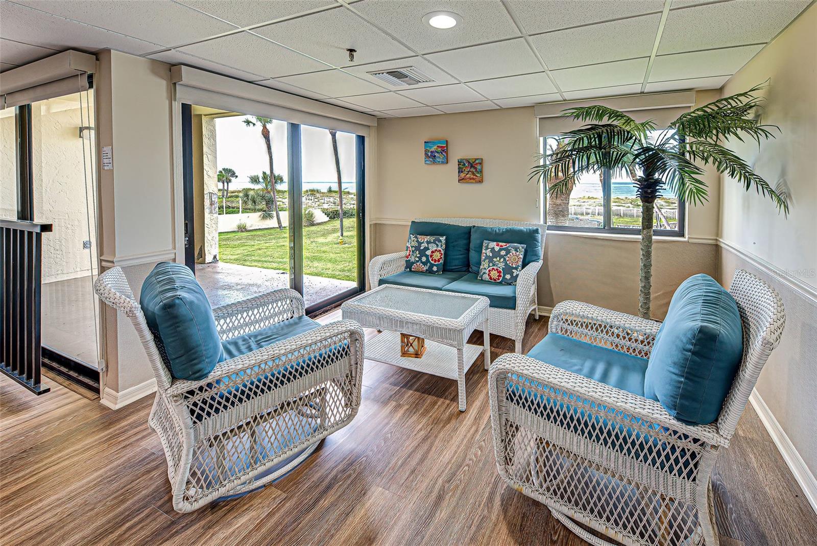 MACARTHUR BEACH - Residential