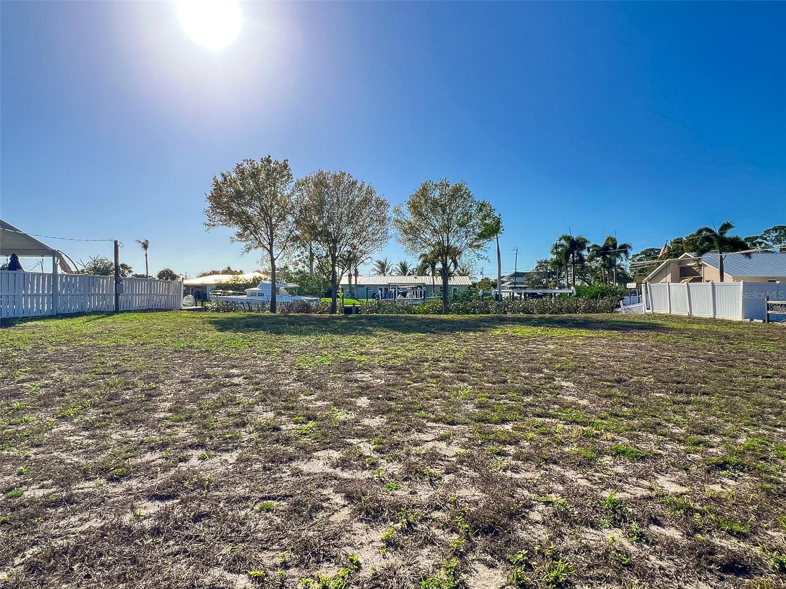 RIVERSIDE SHORES - Land