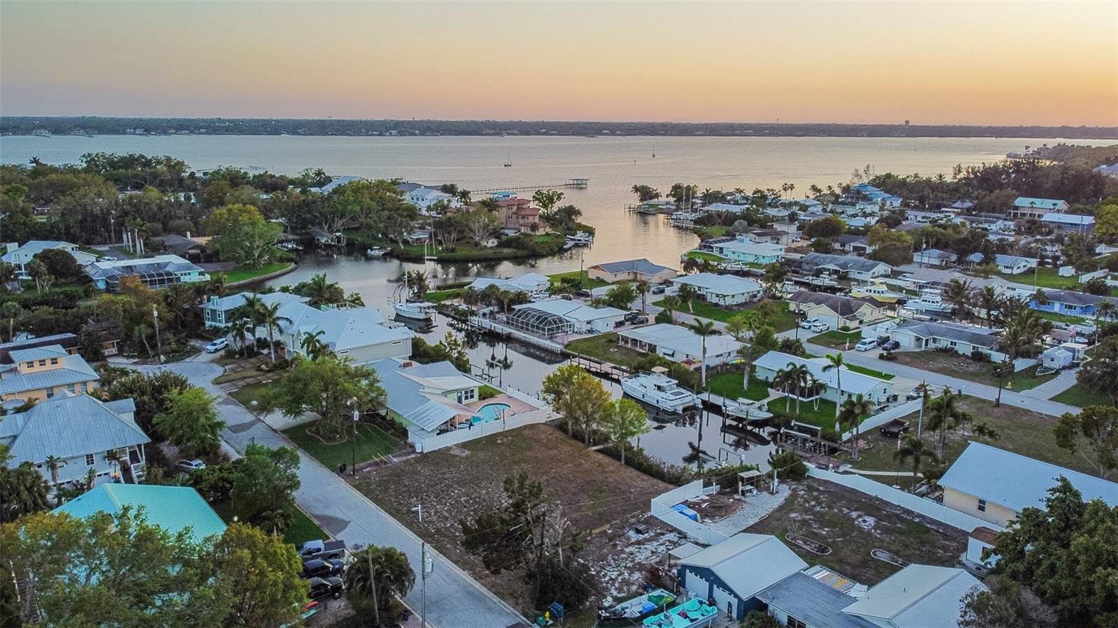 RIVERSIDE SHORES - Land