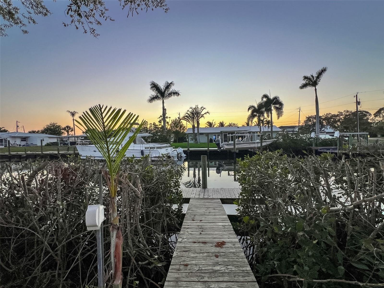 RIVERSIDE SHORES - Land