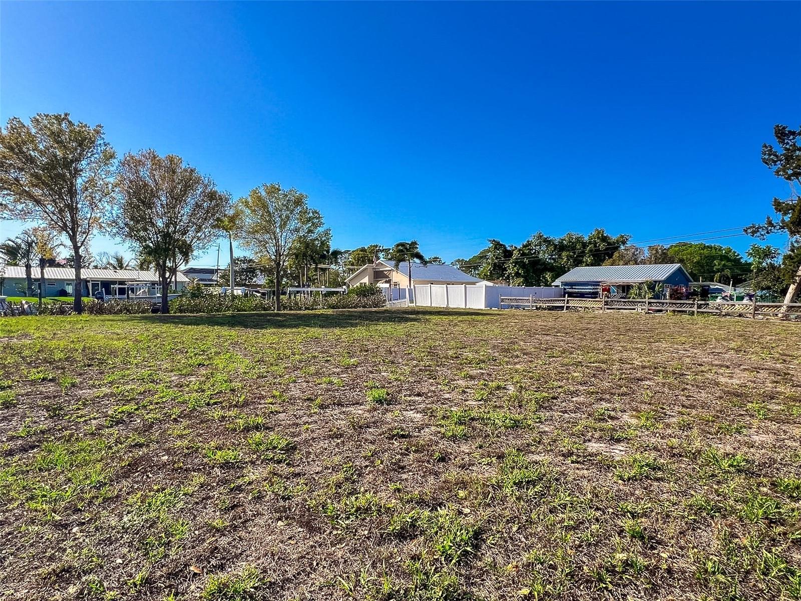 RIVERSIDE SHORES - Land