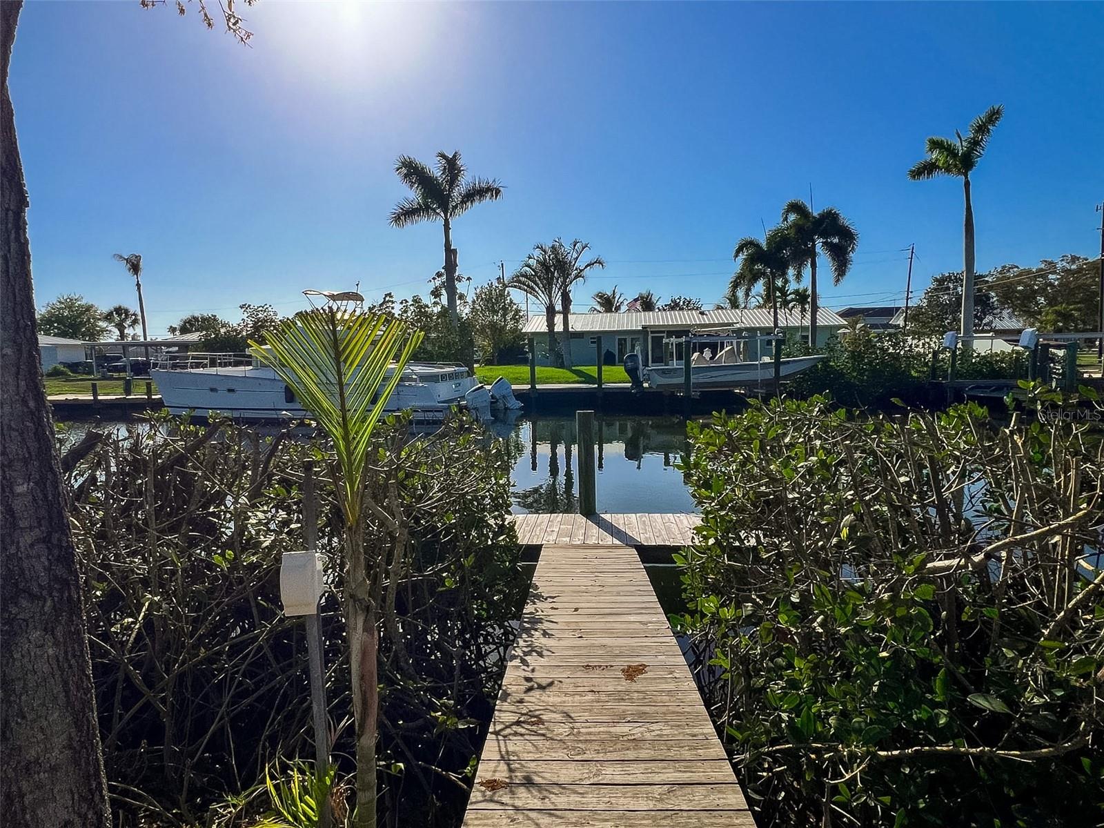 RIVERSIDE SHORES - Land