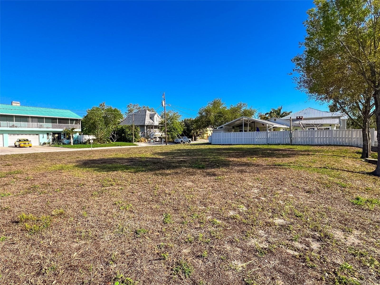 RIVERSIDE SHORES - Land