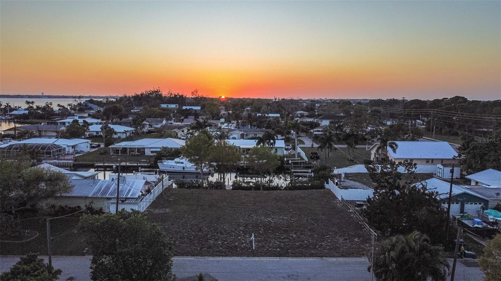 RIVERSIDE SHORES - Land