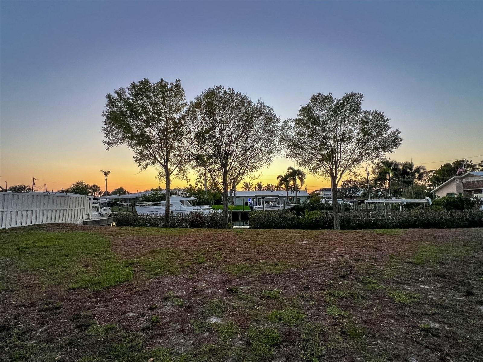 RIVERSIDE SHORES - Land