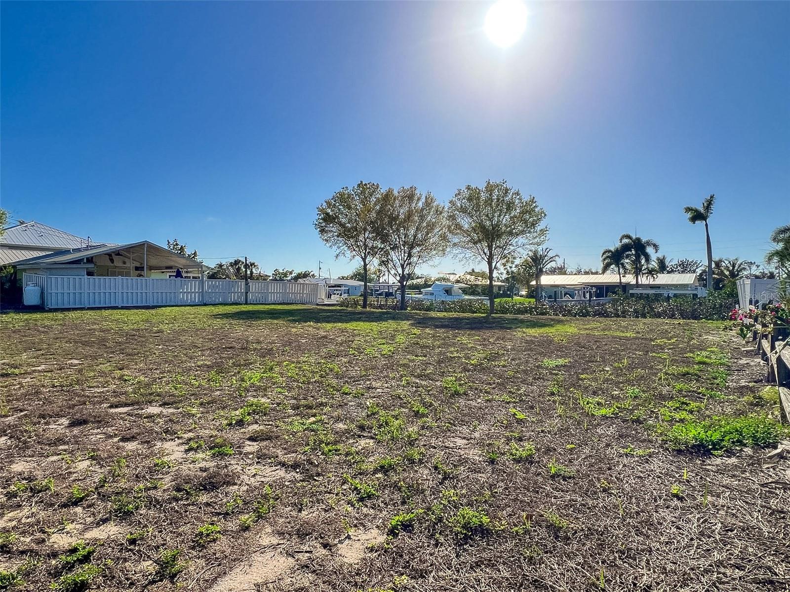 RIVERSIDE SHORES - Land