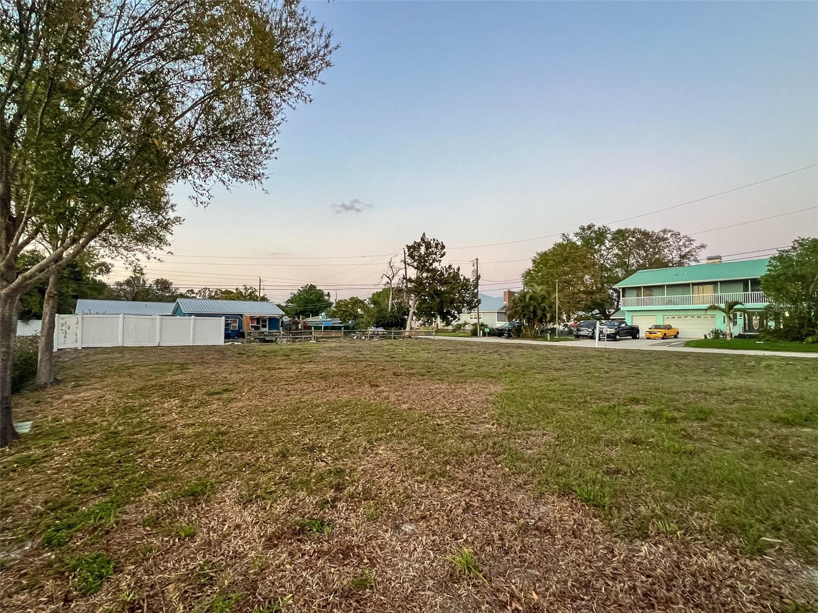 RIVERSIDE SHORES - Land