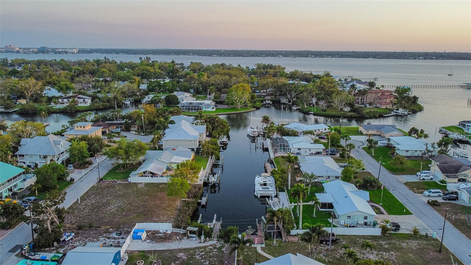 RIVERSIDE SHORES - Land