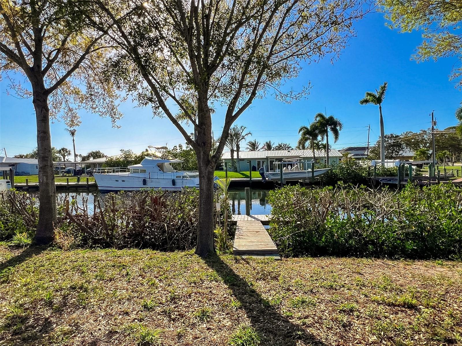 RIVERSIDE SHORES - Land