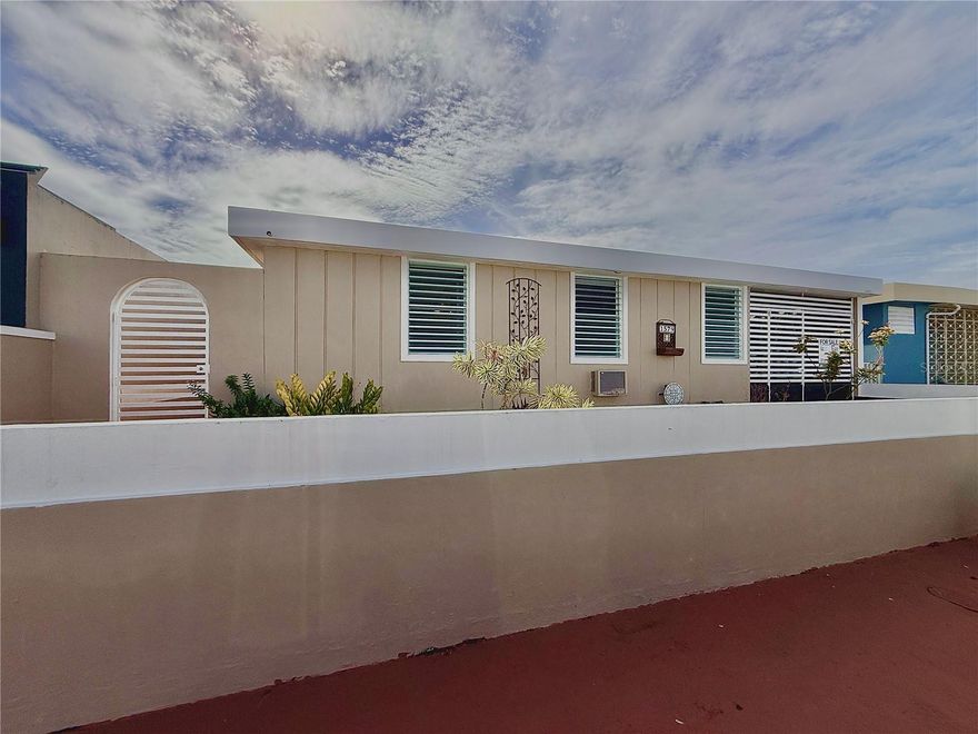 Single-family property located in Levittown, Toa Baja, just minutes from the beach and with convenient access to Ave. Boulevard, PR-165 and PR-167.

This home features 3 bedrooms and 1 bathroom, living room, kitchen and dining area, plus a large covered terrace and spacious backyard with no rear neighbors, offering additional privacy and outdoor living space.

Excellent location near shops, restaurants, supermarkets and services.

Property with great potential to remodel and increase its value. Qualifies for FHA financing and FHA 203K program, allowing buyers to finance repairs or improvements as part of the loan.