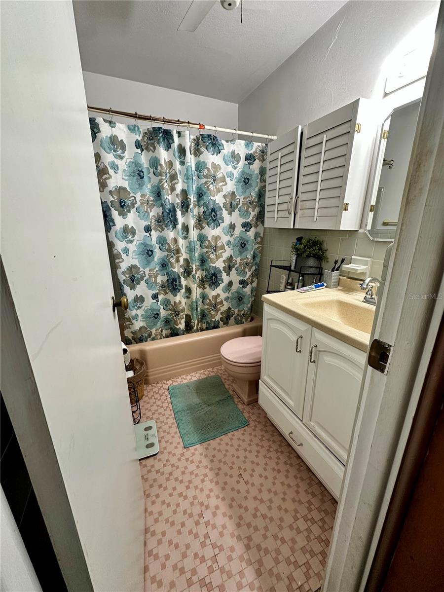 HOGLES S 01/2 BLK 67 DELAND - Residential