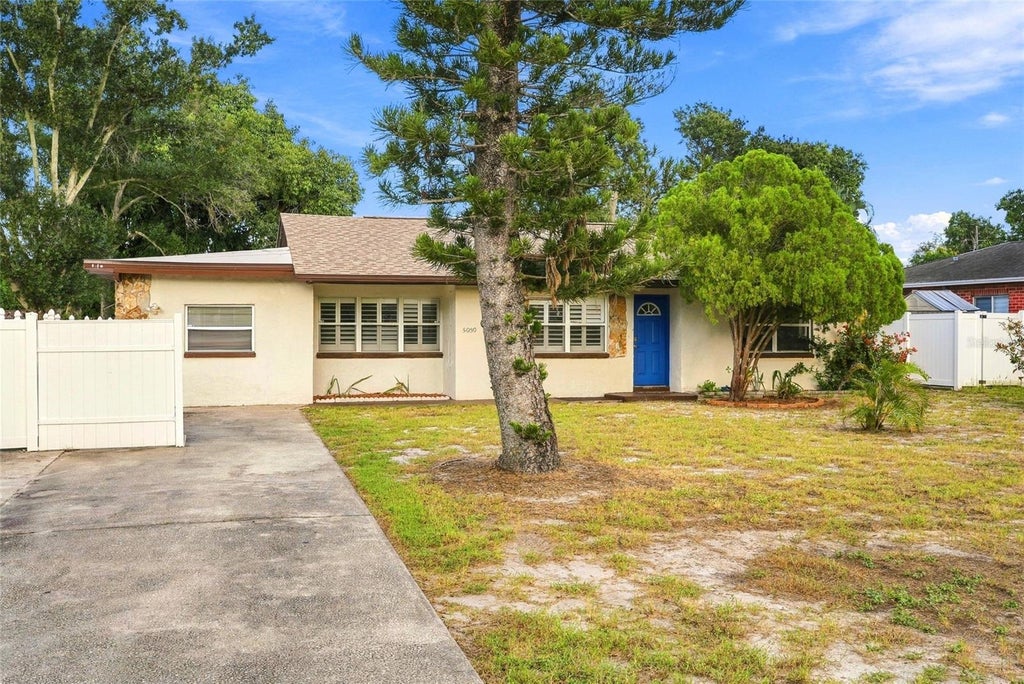 Photo of 5030 Aragon Way S, St Petersburg, FL 33705 (MLS # TB8550135)