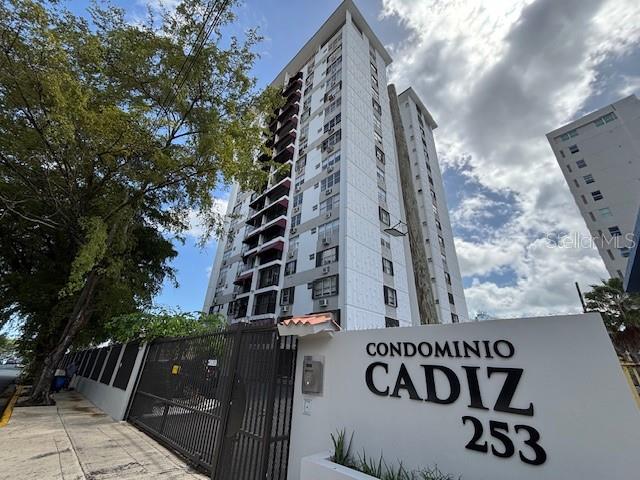 Live in the heart of Hato Rey’s Financial District, Milla de Oro, in this fully renovated 3-bedroom, 2-bath apartment offering 1,338 sq. ft. of modern, comfortable living. Located on a high floor, the apartment enjoys abundant natural light, refreshing cross-breezes, and a private balcony with views of a nearby park—perfect for relaxing after a long day.
Designed with both young professionals and families in mind, this bright and spacious unit features brand-new appliances, stylish finishes, and a flexible layout. It comes fully furnished, with the option to rent unfurnished if preferred. One assigned parking space is included, along with essential conveniences like a water cistern and a partial generator with a dedicated connection for the refrigerator—providing added peace of mind. Ideally situated with easy access to the expressway and just minutes from Plaza Las Américas Mall, the Choliseo, top restaurants, banks, and public transportation, this apartment offers the perfect blend of city convenience and home comfort.