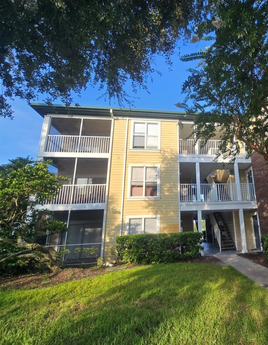 Welcome to your beautifully renovated 1-bedroom, 1 bathroom condominio. This stunning property is fully updated and move-in ready, perfect for anyone looking for convenience and style. Enjoy your morning coffee on the private balcony and take advantage of the prime location, with a wide variety of shops and restaurants just minutes away. This unit offers the perfect combination of a serene home environment and easy access to everything you desire.