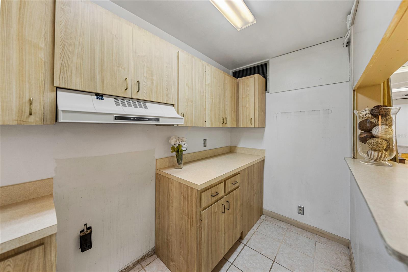 HIBISCUS GARDENS - Commercial Lease