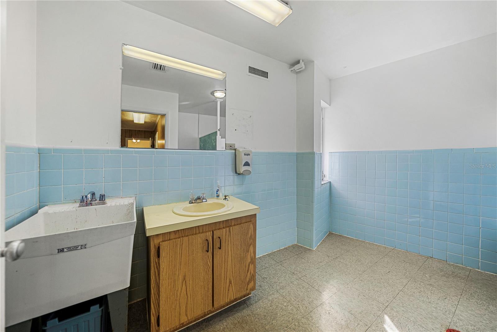 HIBISCUS GARDENS - Commercial Lease