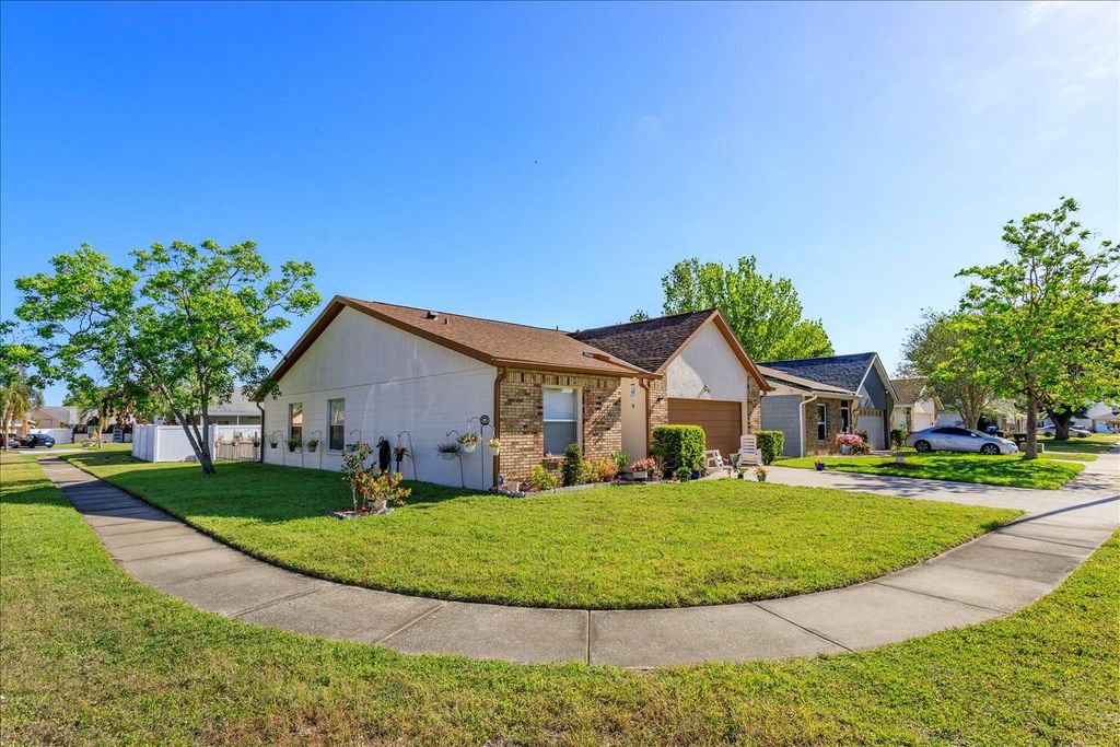 Photo of 601 Oak Manor Circle, Orlando, FL 32825 (MLS # O6400112)