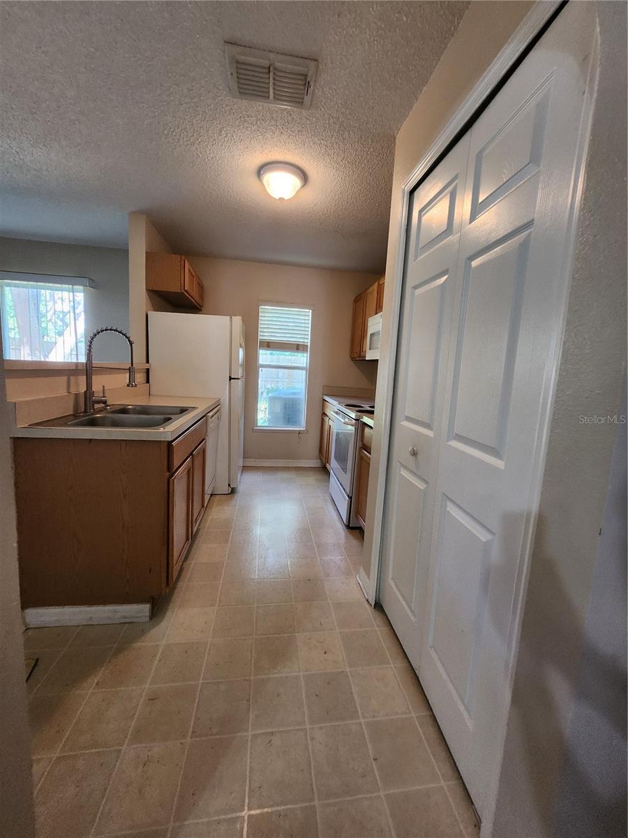 ASHBURN SQUARE TWNHMS - Residential Lease