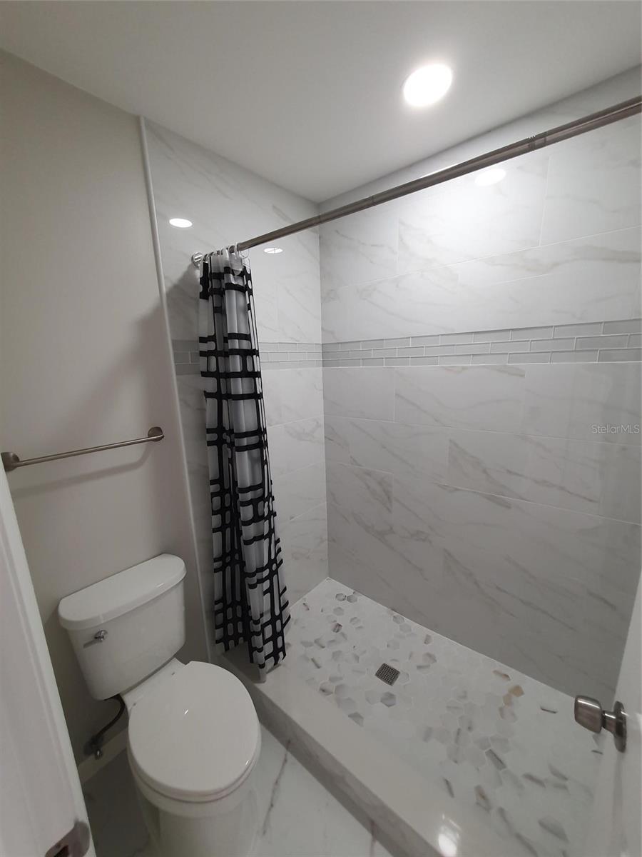 HIDDEN LAKE VILLAS - Residential Lease