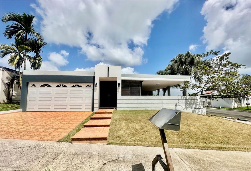 Comfortable corner residence in an excellent location, just 5 minutes from Expressway 52 and the Shops at Caguas shopping center. This home features 3 bedrooms, 3 bathrooms, a living room, dining room, family room, kitchen, pantry, laundry room, balcony, a large terrace with a bathroom, a fenced patio with street access, and a garage. Amenities include a refrigerator, stove, water heater, 16kW generator, cistern, air conditioning in the bedrooms, family room, and kitchen, security windows, screens, and storm shutters. The gated community offers controlled access with security and inviting recreational areas with tennis, basketball, and racquetball courts, as well as a gazebo.