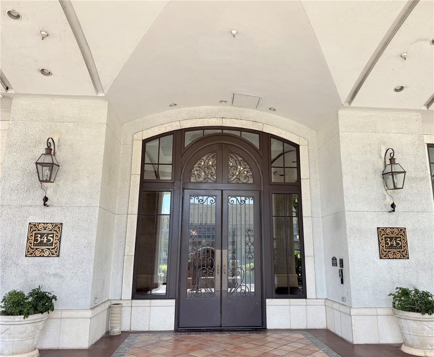 Beautiful and immaculately maintained 2-Bedroom, 1.5-Bath apartment on Bayshore!
Located on the 17th floor, this fully furnished residence offers breathtaking views of the bay and downtown Tampa. The unit includes all furniture, appliances, and an in-unit washer and dryer for convenience.
Community amenities include two fitness centers, a pool, mail room, community spaces, and one dedicated covered parking space.
Close to Bayshore, Hyde Park, and downtown Tampa, this rental combines comfort, convenience, and city living at its best.
Tenant is responsible for electricity and internet. Water and trash are included.