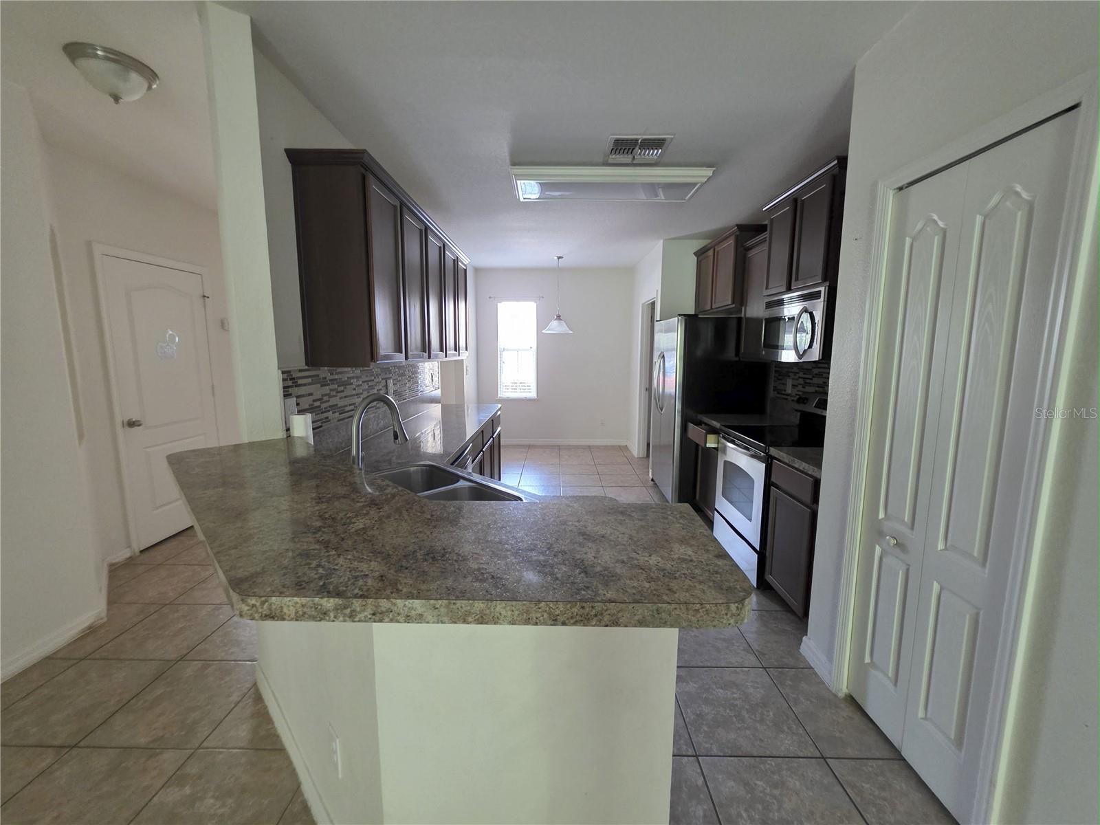 GROVELAND WESTWOOD PH 02 - Residential Lease