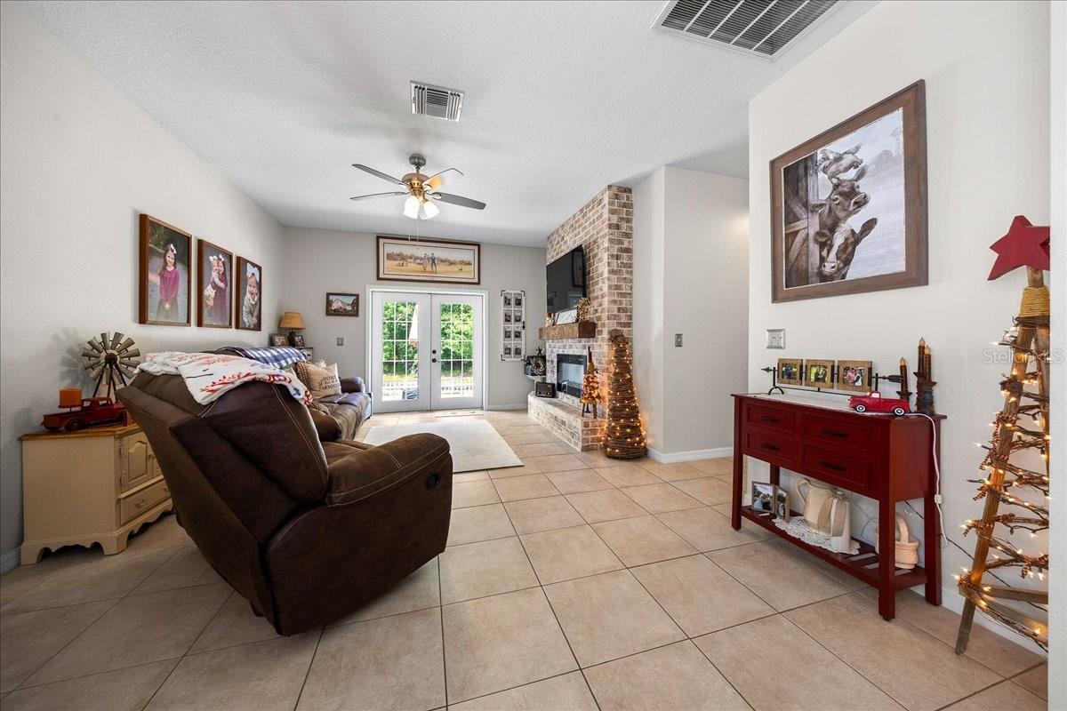 COLONY LAKES - Residential