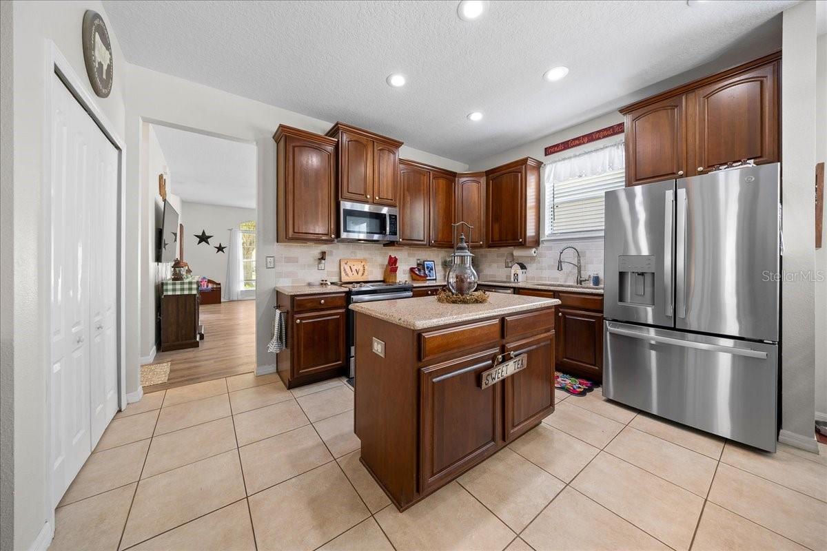 COLONY LAKES - Residential