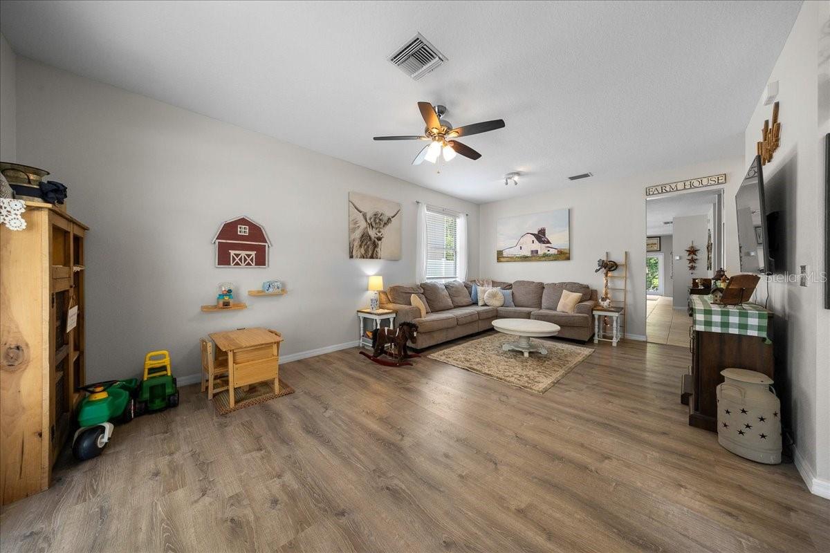 COLONY LAKES - Residential