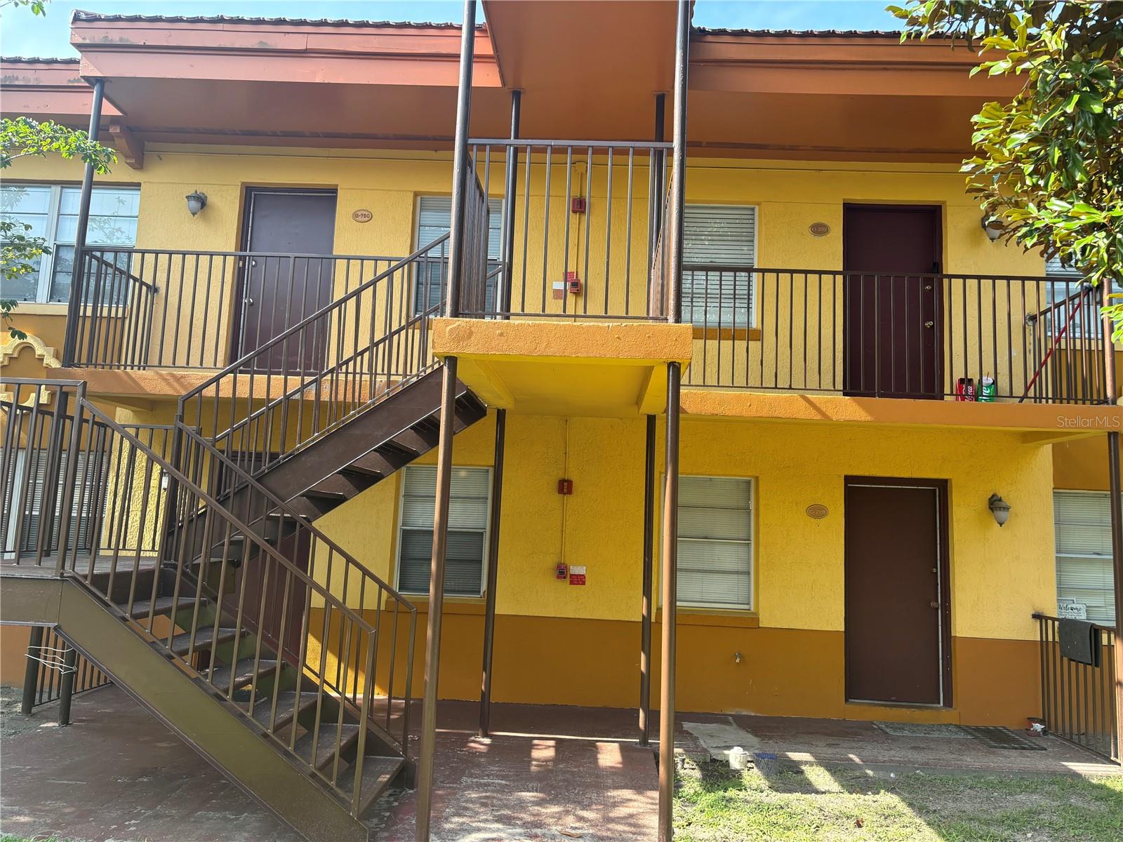 This 2nd floor 2 bedroom 2 bath condo is centrally located close to schools, dining, and shopping. The condo needs paint and flooring.
