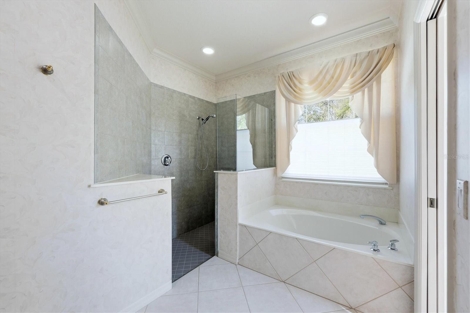 THREE OAKS - Residential