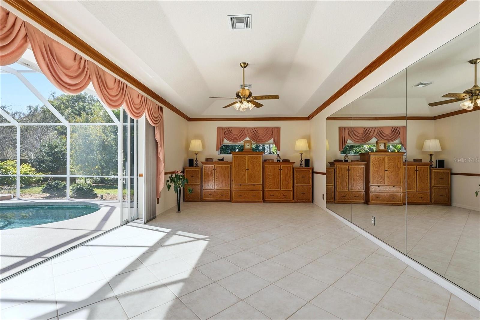 THREE OAKS - Residential