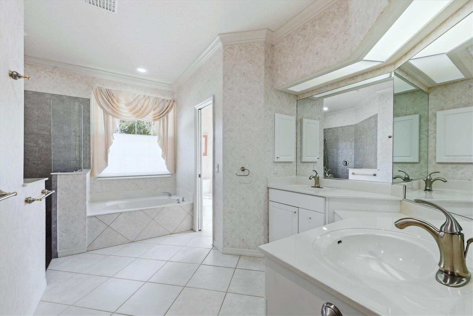 THREE OAKS - Residential