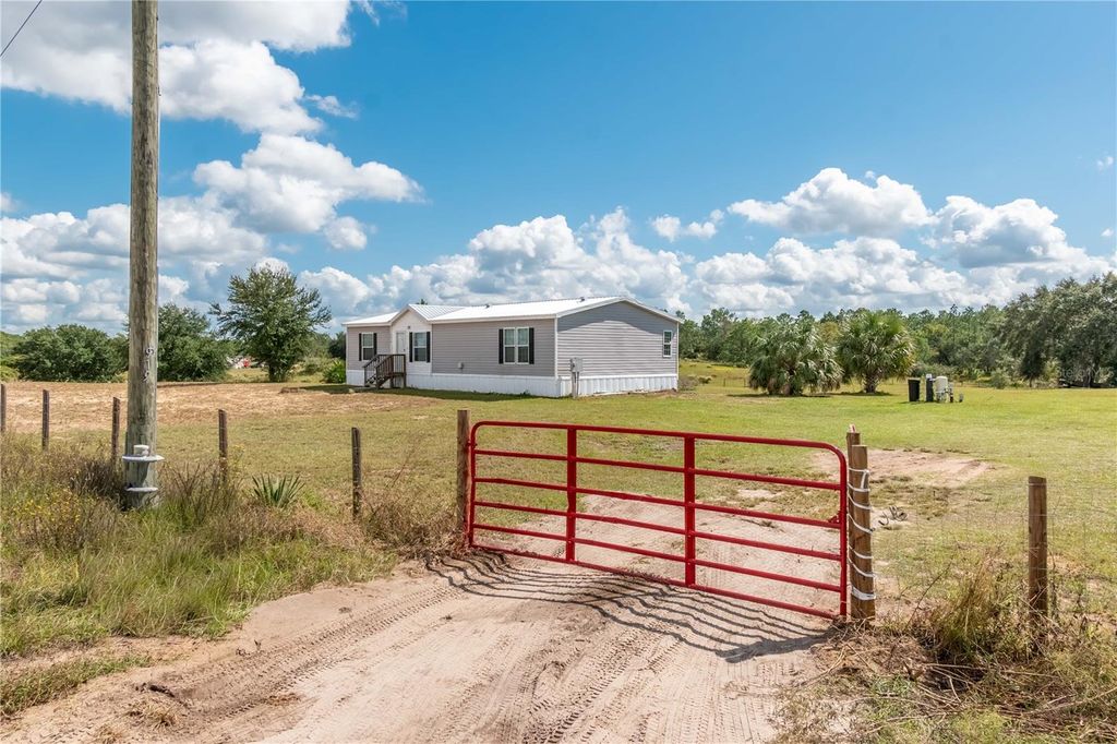 Photo of 15919 SE 108th Loop, Ocklawaha, FL 32179 (MLS # OM710045)