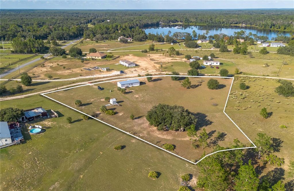 Photo of 15919 SE 108th Loop, Ocklawaha, FL 32179 (MLS # OM710045)