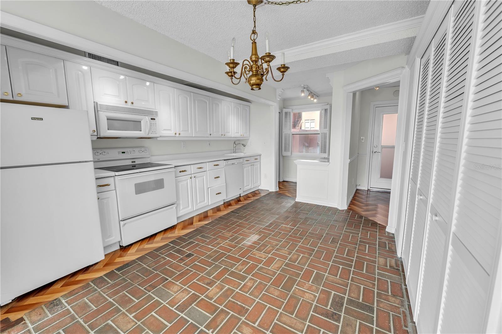 GULFSTREAM TOWERS - Residential Lease