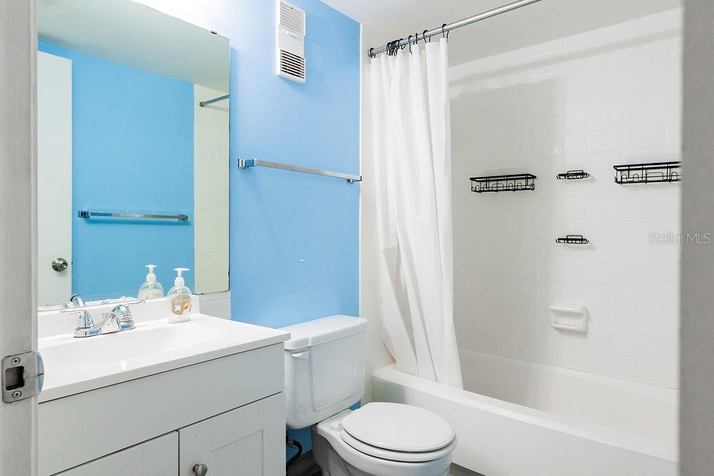 LAKESIDE CONDO APTS - Residential Lease