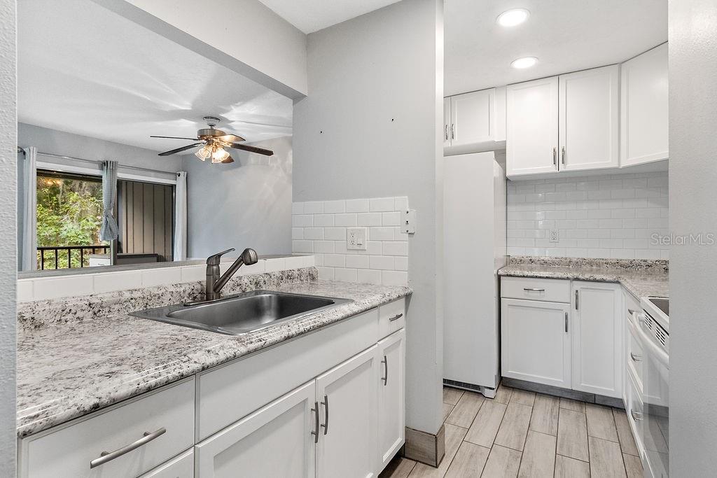 LAKESIDE CONDO APTS - Residential Lease