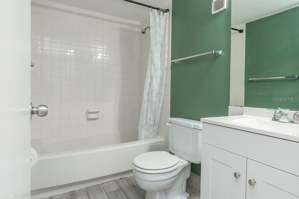 LAKESIDE CONDO APTS - Residential Lease
