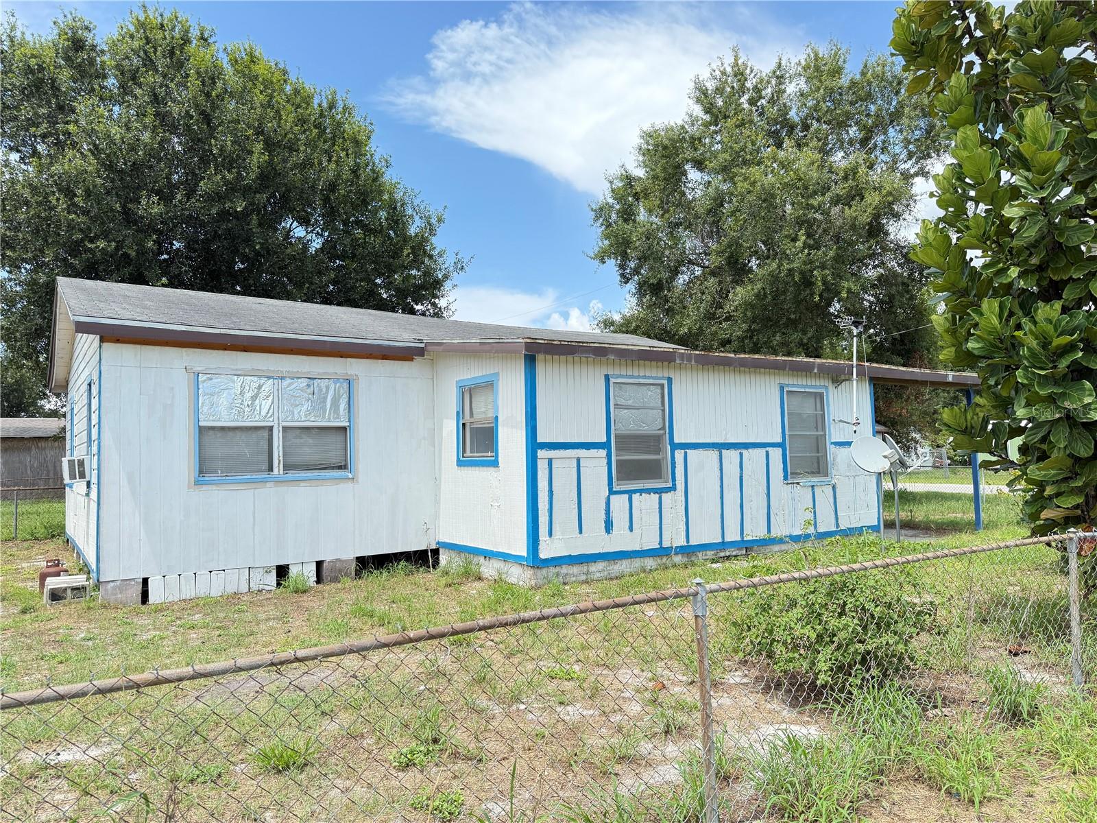 Being sold as is. Fixer upper needs a new owner willing to give it some TLC. Cash or renovation loan only.