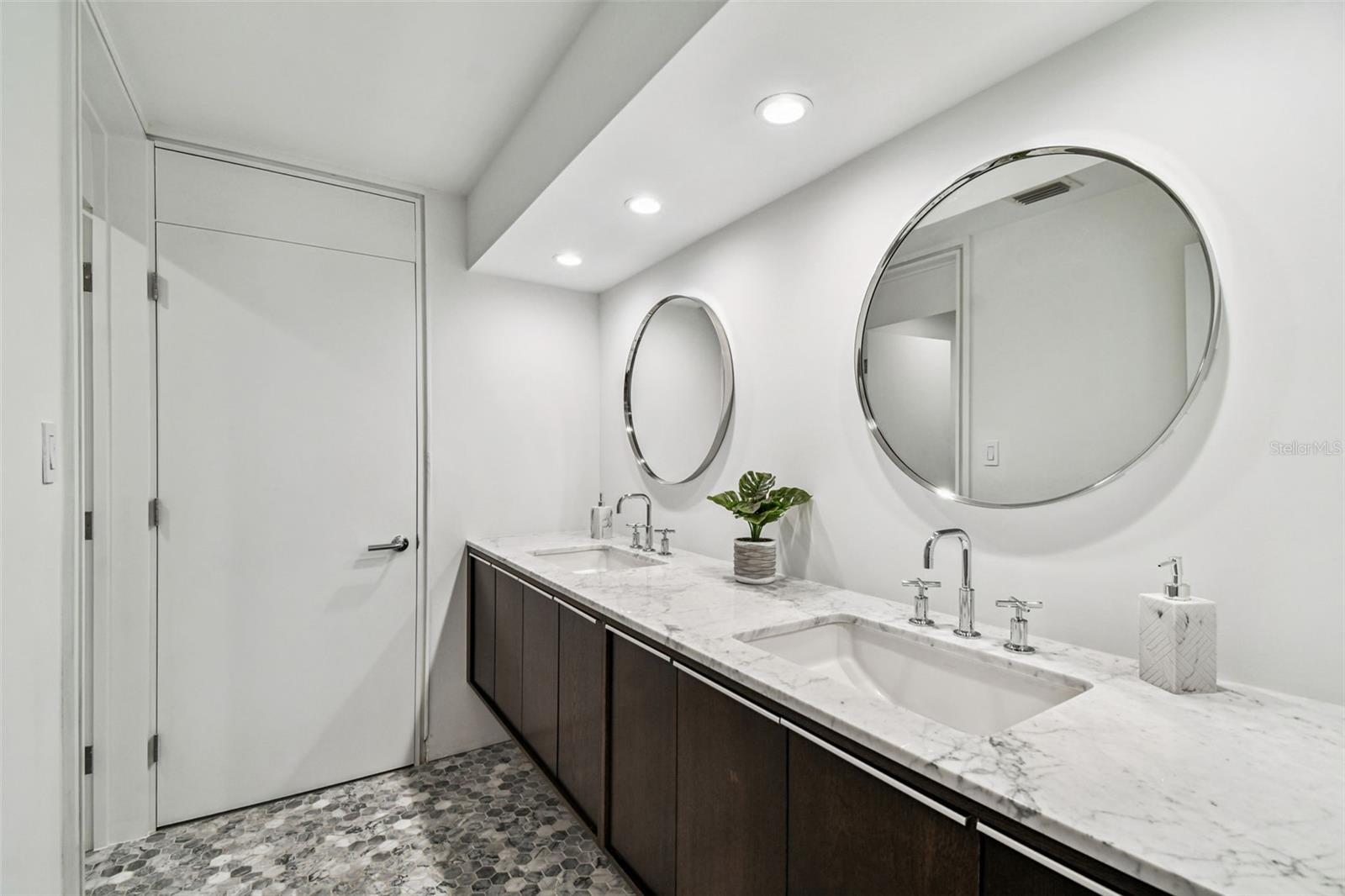 DAVIS ISLANDS PB10 PG52 TO 57 - Residential