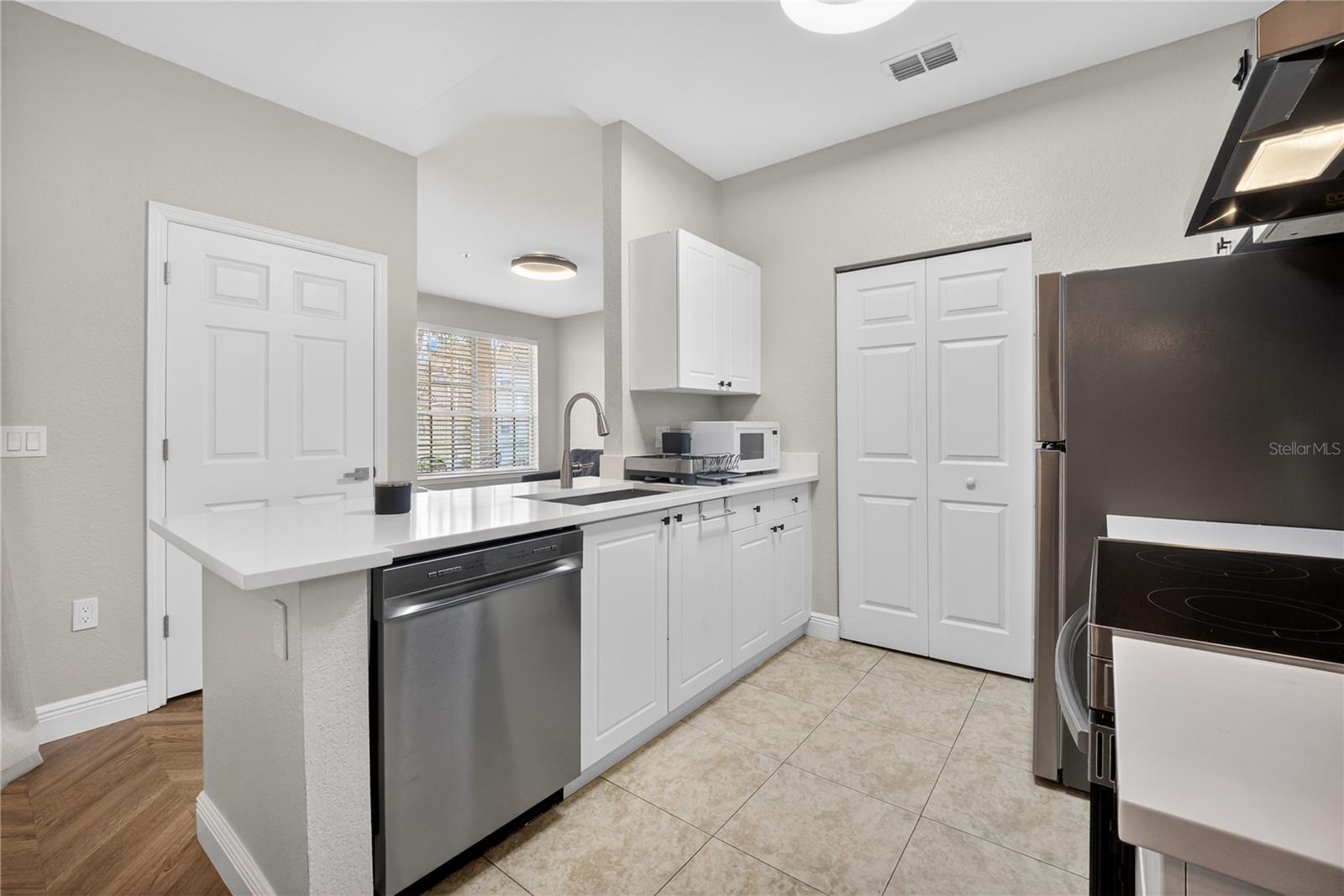 CRESCENT PLACE AT LAKE LOTUS CONDO - Residential