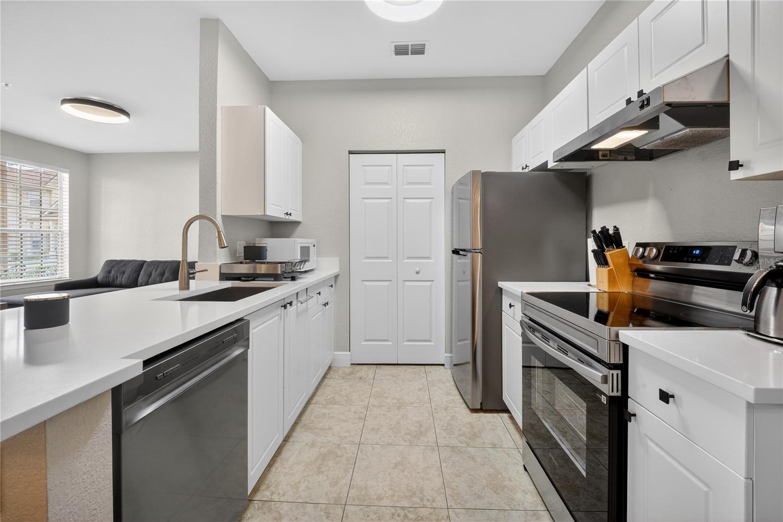 CRESCENT PLACE AT LAKE LOTUS CONDO - Residential